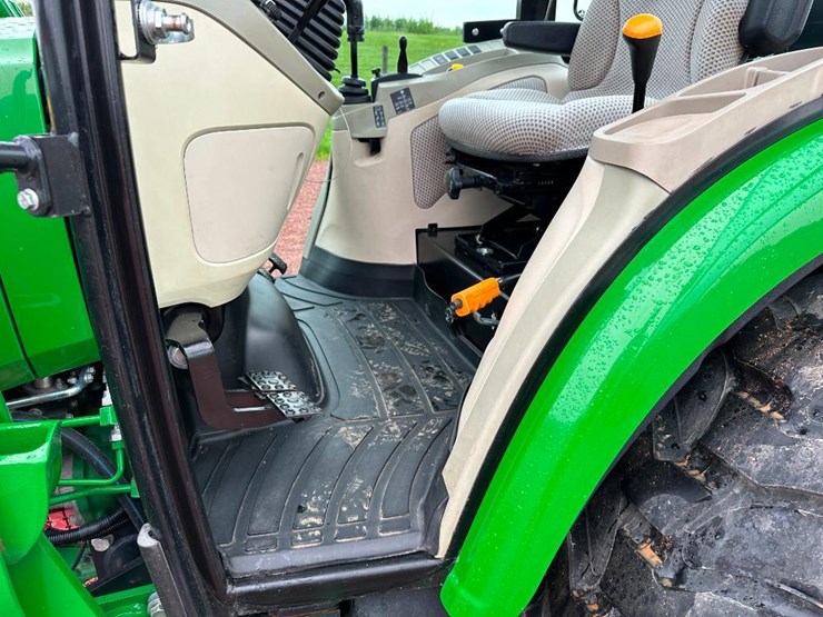 2018-john-deere-4052r-image-41
