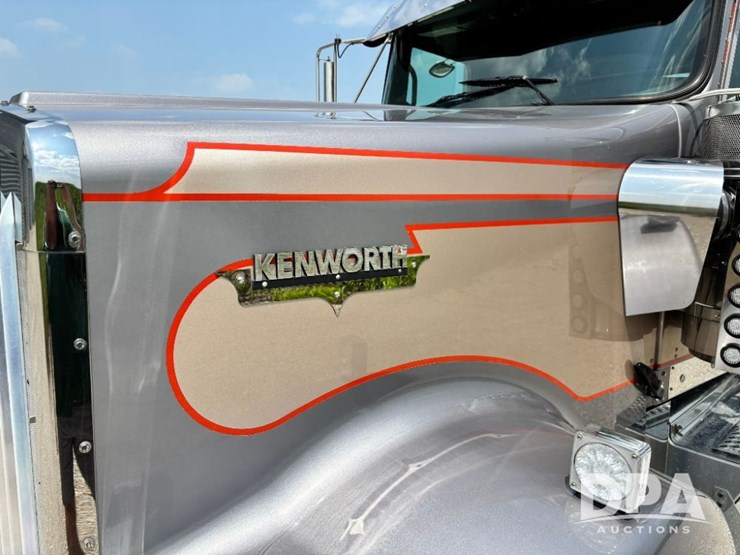 2014-kenworth-w900-image-23