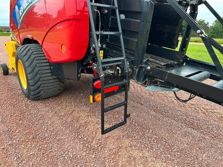 2014-new-holland-330-image-24
