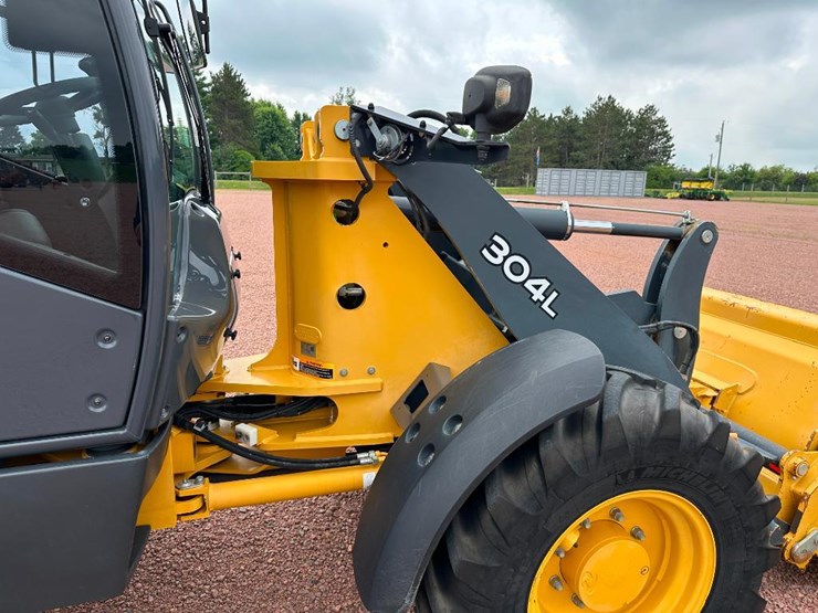 2017-deere-304l-image-37