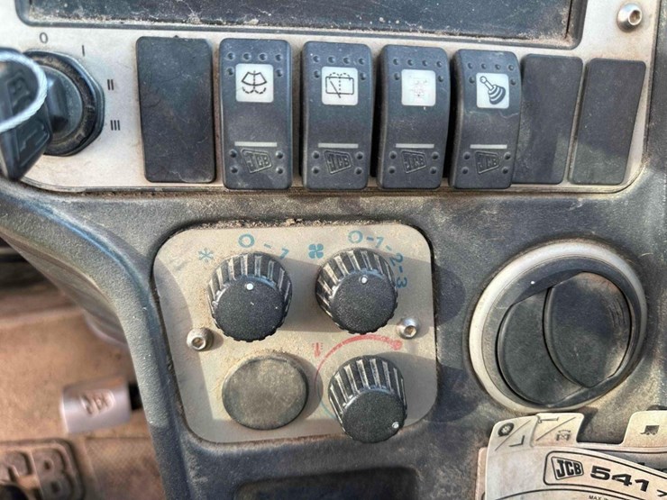 2011-jcb-541-70-image-30