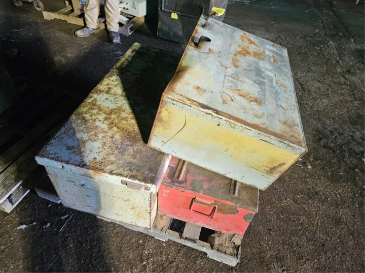 #2593-•-pallet-of-tanks-&-tool-boxes-image-6
