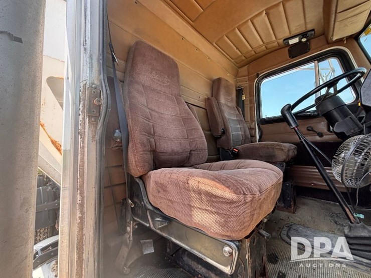 1996-peterbilt-377-image-77