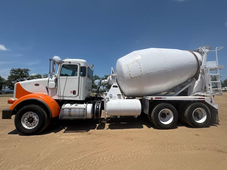 2015-peterbilt-class-8-cement-mixer-truck-image-1