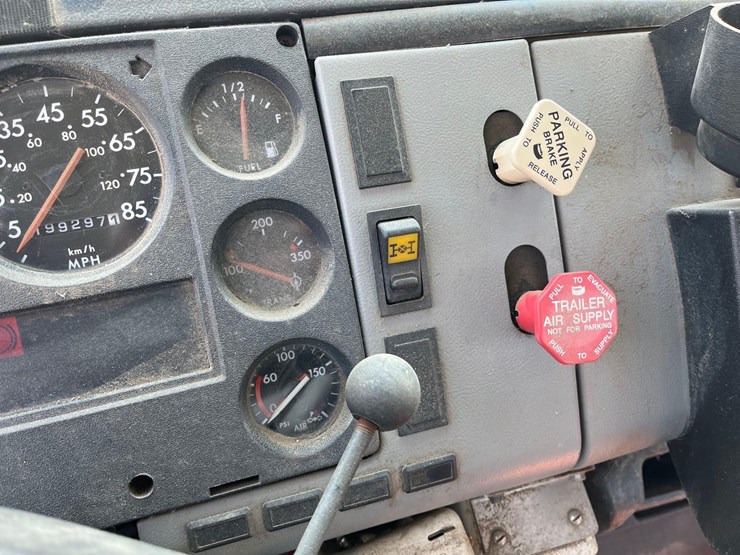 1998-freightliner-fl70-image-67
