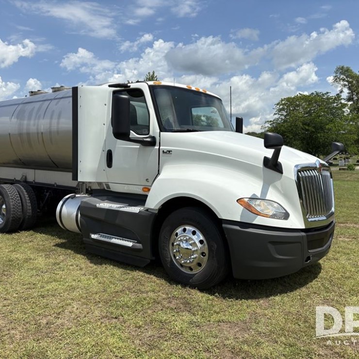 2018 IHC LT 625 Liquid Nurse Truck (PZ13706)