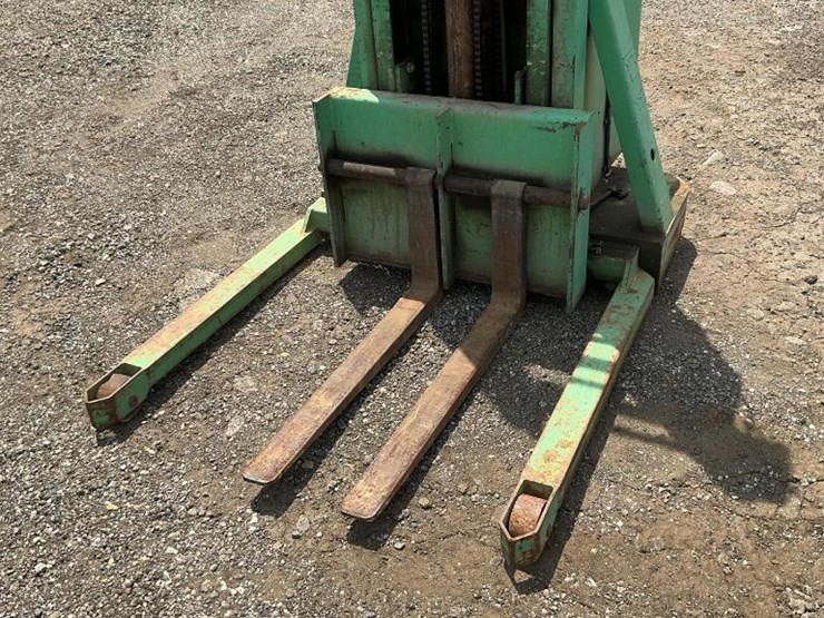 #1350-•-crown-electric-forklift-image-9