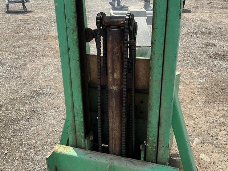 #1350-•-crown-electric-forklift-image-10