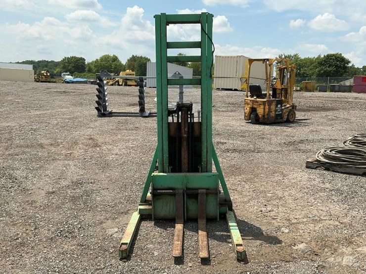 #1350-•-crown-electric-forklift-image-8