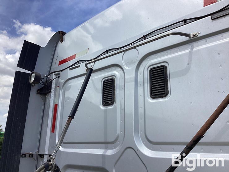 2011-freightliner-cascadia-ca125slp-t/a-truck-tractor-image-19