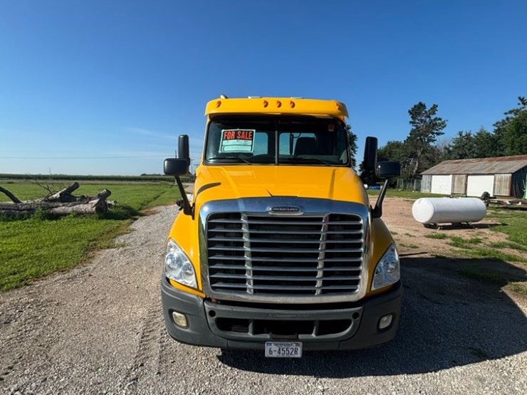 2012-freightliner-cascadia-truck-(lld1293)-image-11