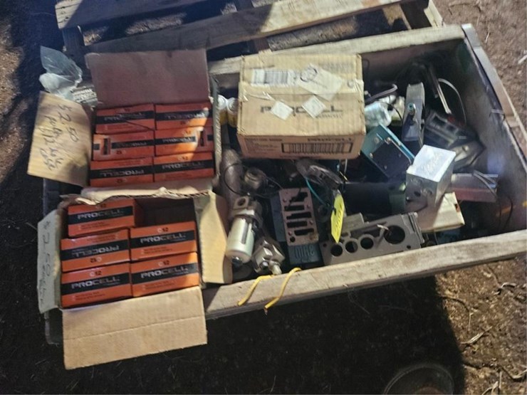 #2591-•-pallet-valves,-batteries,-misc-image-6