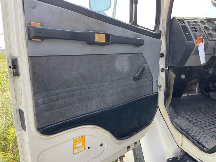 1998-freightliner-fl70-image-63