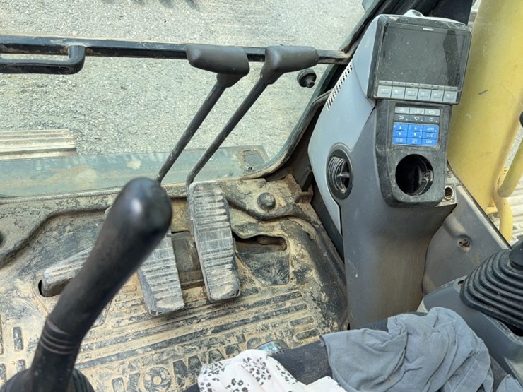 2010-komatsu-pc220-lc-image-18