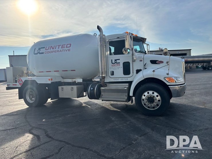 2013-peterbilt-337-image-17