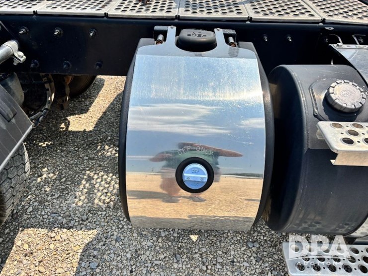 2016-kenworth-t880-image-48