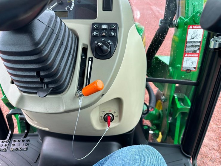 2018-john-deere-4052r-image-47