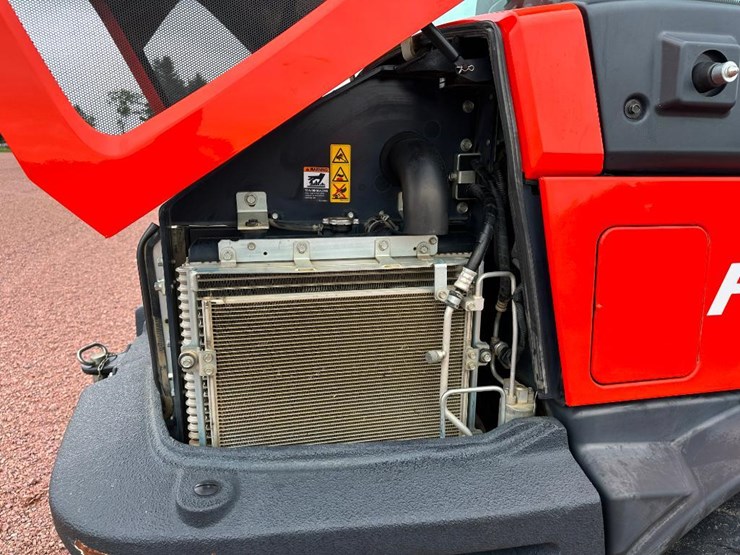 2021-kubota-r640-image-40