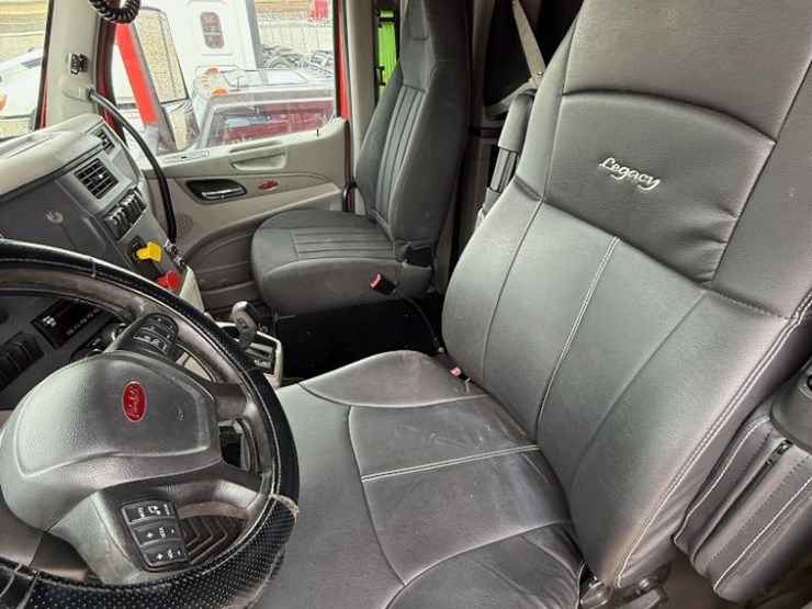 2018-peterbilt-579-image-14