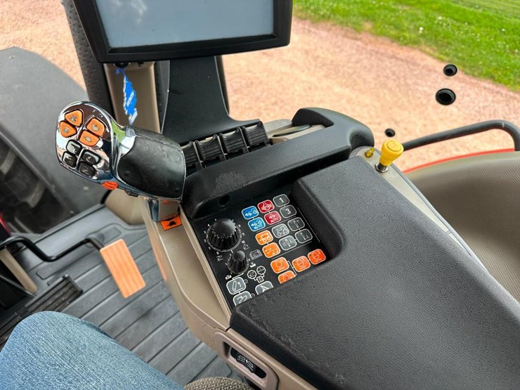 2017-case-ih-magnum-250-image-54
