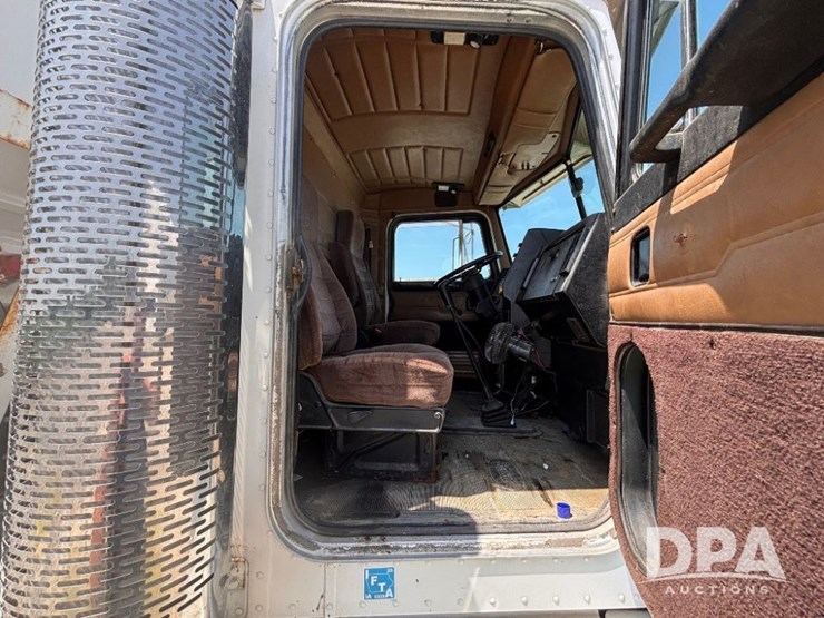 1996-peterbilt-377-image-74
