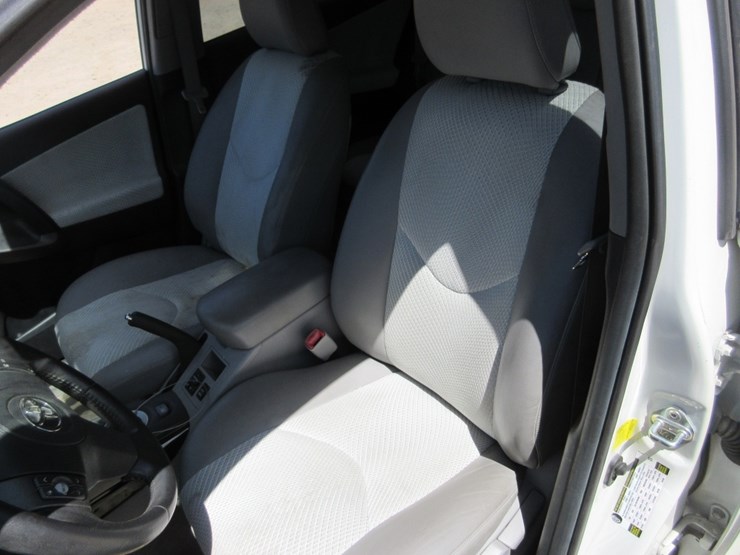 2014-toyota-rav4-image-8