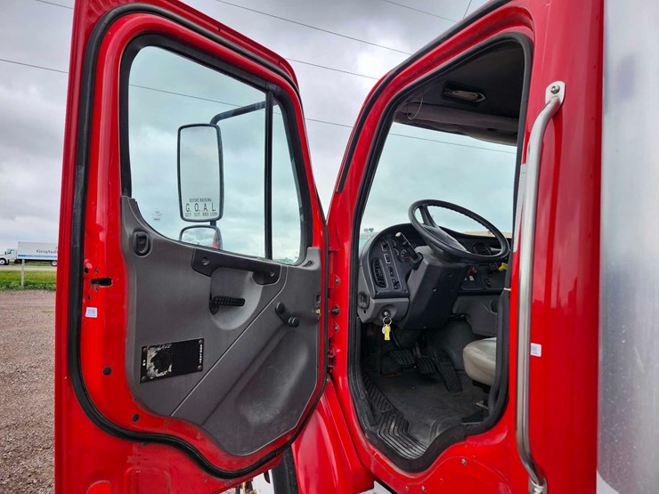 2004-freightliner-m2-chassis-image-10