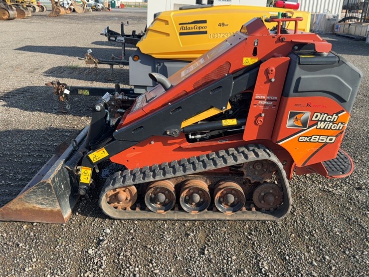 2015-ditch-witch-sk850-image-11