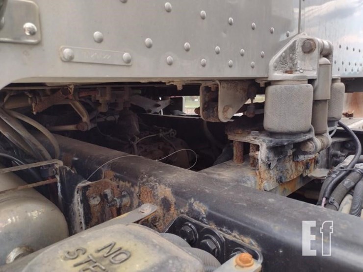 2011-peterbilt-388-image-34