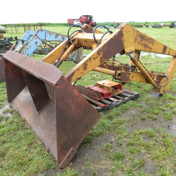 Loader with IH Brackets