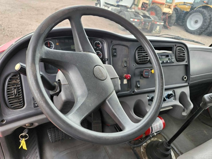 2004-freightliner-m2-chassis-image-12