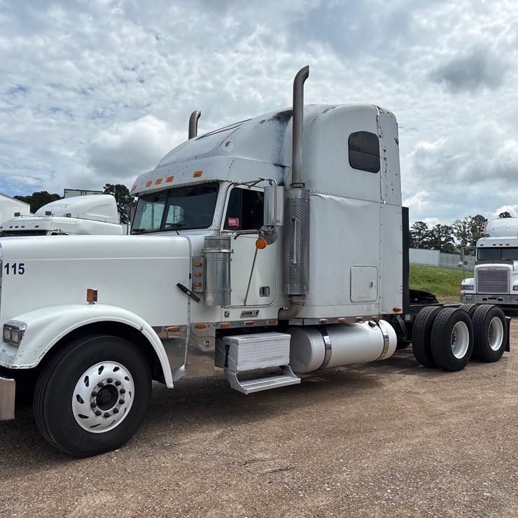 #115 • 2000 FREIGHTLINER CLASSIC TRUCK TRACTOR