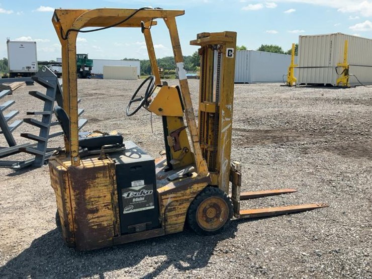#1352-•-clark-electric-towmotor-image-4