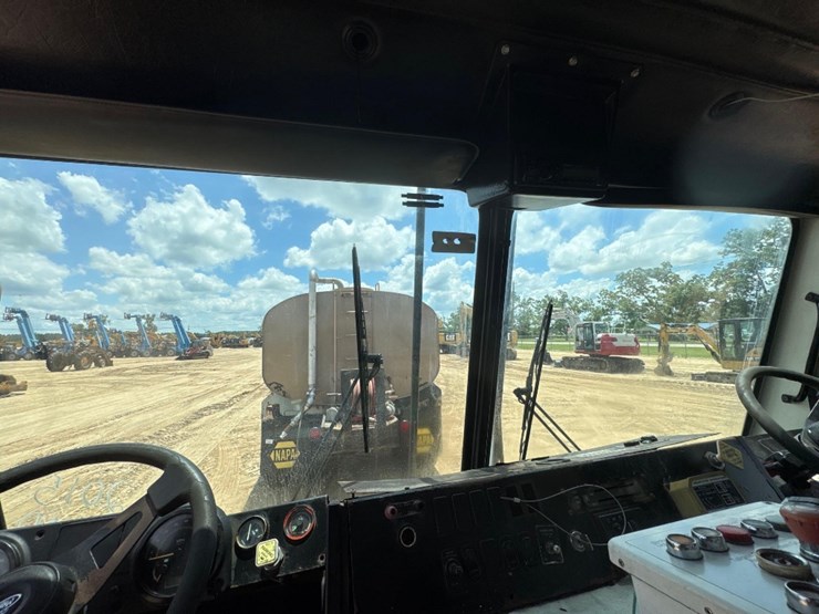 2015-mack-leu633-image-24