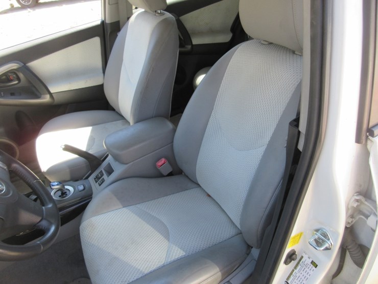 2014-toyota-rav4-image-8