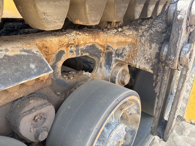 2015-caterpillar-ap-1055f-image-11