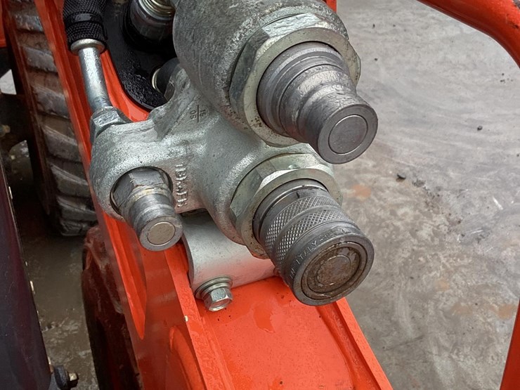 2017-kubota-ssv65-image-11