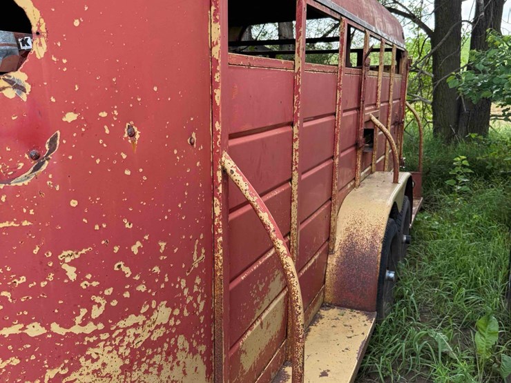 6ft-x-17ft-bumper-hitch-livestock-trailer-image-4