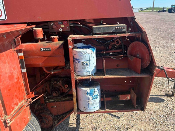 hesston-560-image-8