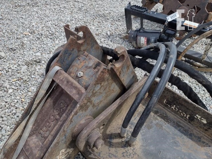 bobcat-2560-breaker-image-4