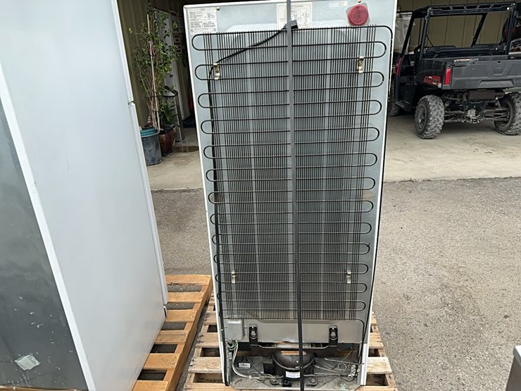 lot#-704-sanyo-refrigerator-image-2