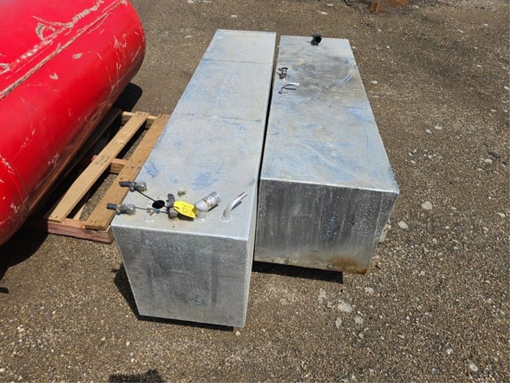 #2571-•-pallet-of-aluminum-fuel-tanks-image-5