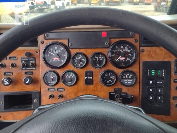 2009-peterbilt-335-image-9