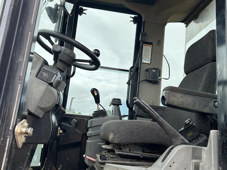 caterpillar-938g-image-16