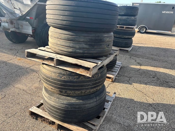 implement-tires-(dr11904)-image-2
