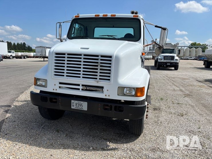 2000-international-8100-image-20