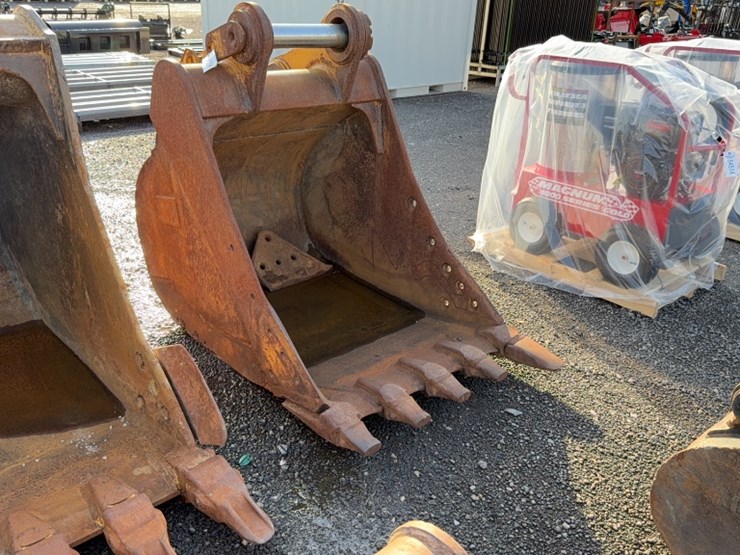 #2033-•-40"-excavator-tooth-bucket-image-1