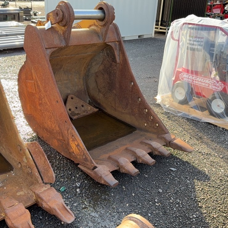 #2033 • 40" EXCAVATOR TOOTH BUCKET