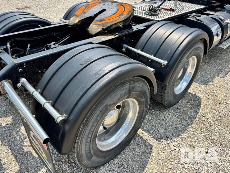 2016-kenworth-t880-image-42