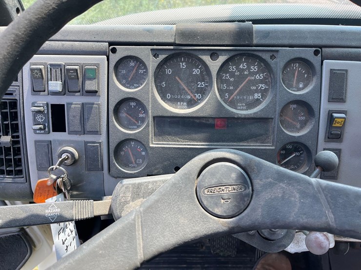 1998-freightliner-fl70-image-64